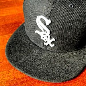 White Sox fitted, flat bill hat. Size 6 7/8. Like new.
